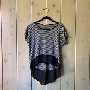 Short sleeved hi-low top